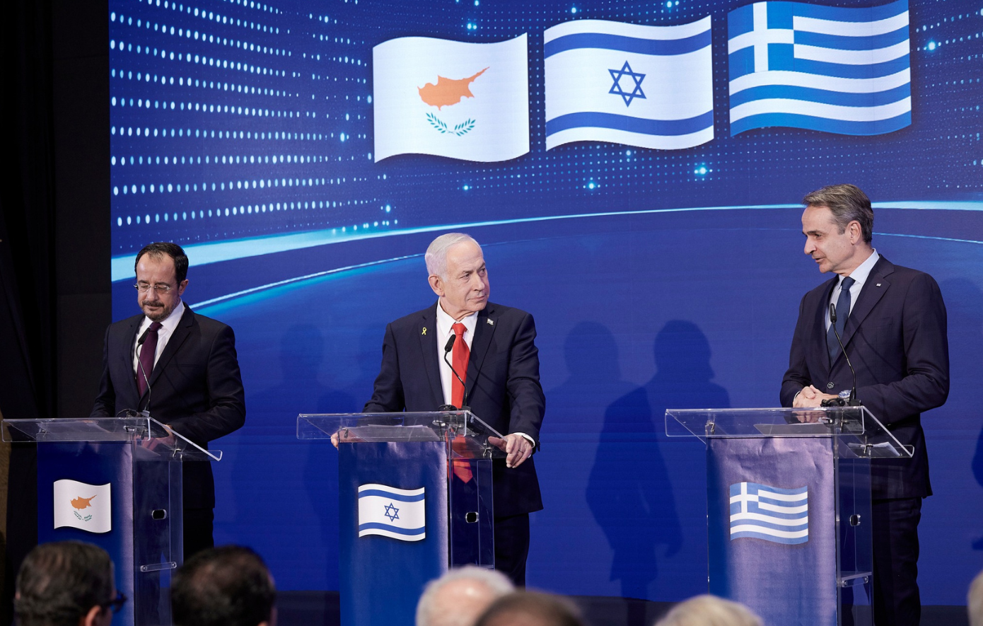 Πανικός στον τουρκικό Τύπο για την τριμερή: Κάνουν λόγο για «συμμαχία του κακού» και στρατιωτική απειλή