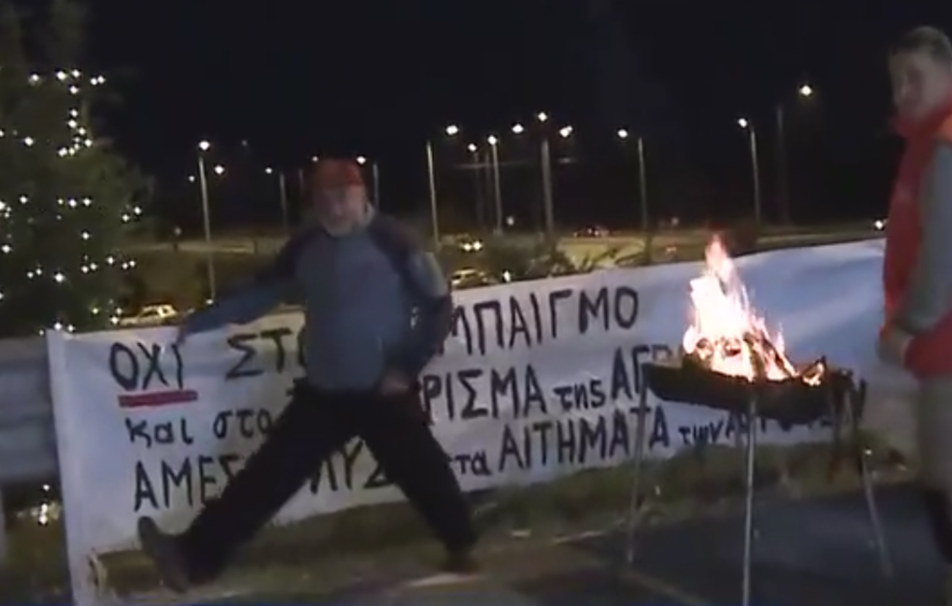 Αγρότης κάνει σπαγγάτο σε ζωντανή σύνδεση στην Καρδίτσα – Απίθανη στιγμή από τα μπλόκα