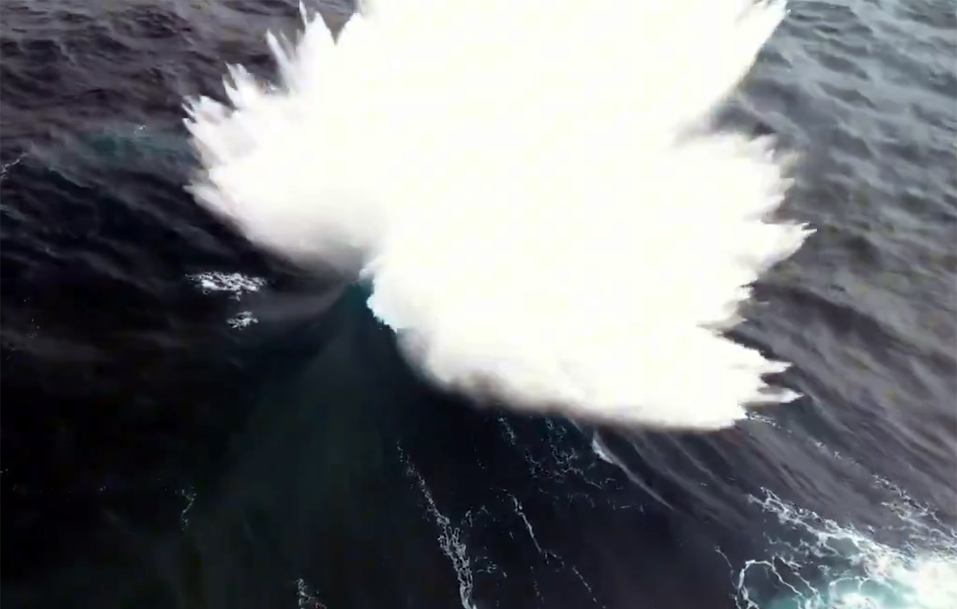 «Pincer attack wave»: Το σπάνιο φαινόμενο που εκτοξεύει νερό στη μέση του ωκεανού στα 40 μέτρα &#8211; Δείτε το βίντεο