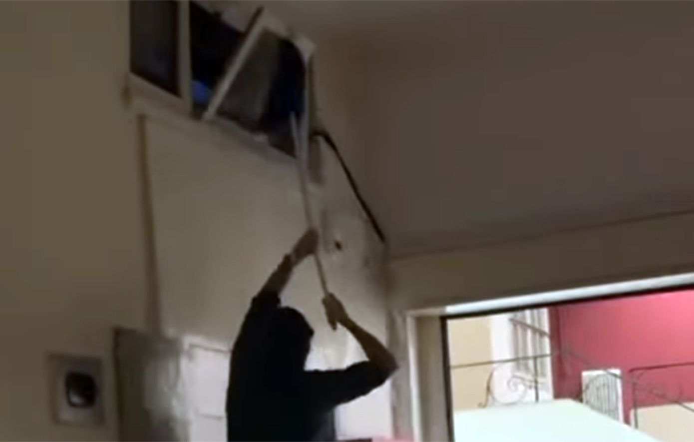 Πλημμύρισε αίθουσα στο Οικονομικό Πανεπιστήμιο Αθηνών &#8211; Φοιτητές προσπαθούν να σταματήσουν τα νερά, δείτε βίντεο