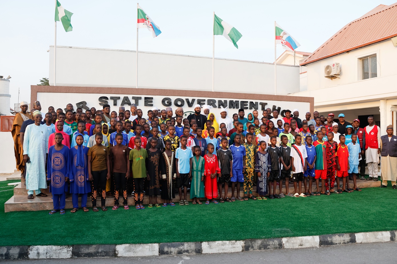 Νιγηρία: Αφέθηκαν ελεύθεροι και οι τελευταίοι 130 μαθητές καθολικού σχολείου που απήχθησαν τον Νοέμβριο