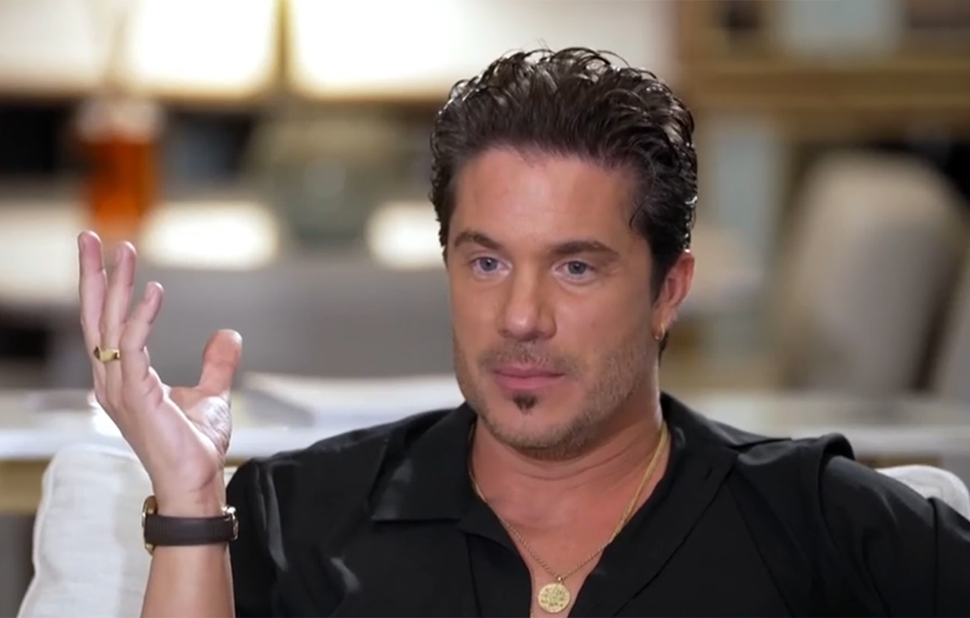 Η εξομολόγηση του Νίκου Οικονομόπουλου: «Φτάνω στο μικρόφωνο, τρέμω και δεν βλέπω, έχω σχεδόν τυφλωθεί»