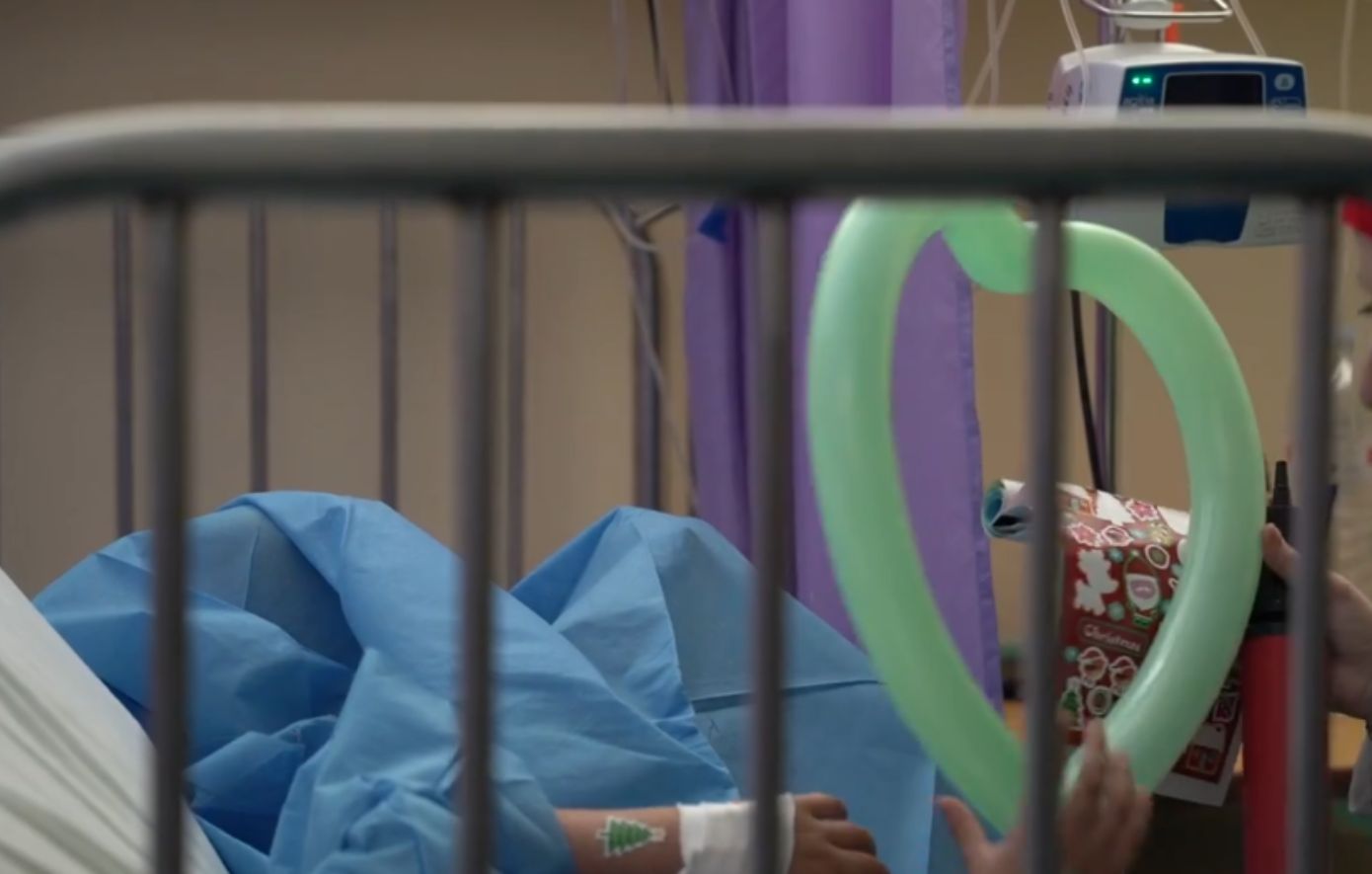 «Ξωτικά» τρύπωσαν  στο Παίδων και είπαν τα κάλαντα σε νοσηλευόμενα παιδιά &#8211; Δείτε το βίντεο