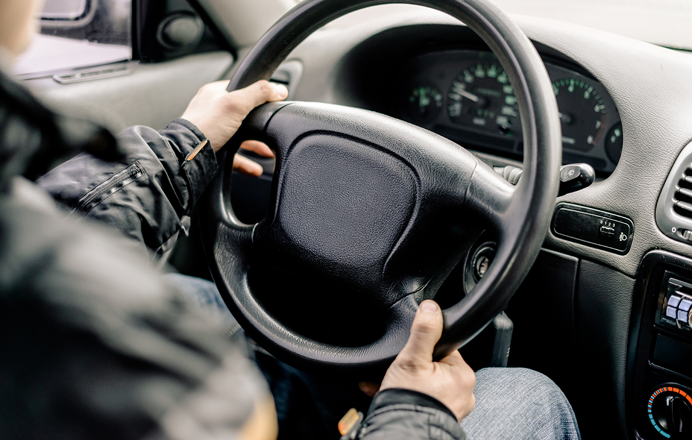 Γιατί είναι επικίνδυνη η οδήγηση με μπουφάν &#8211; Οι ειδικοί προειδοποιούν