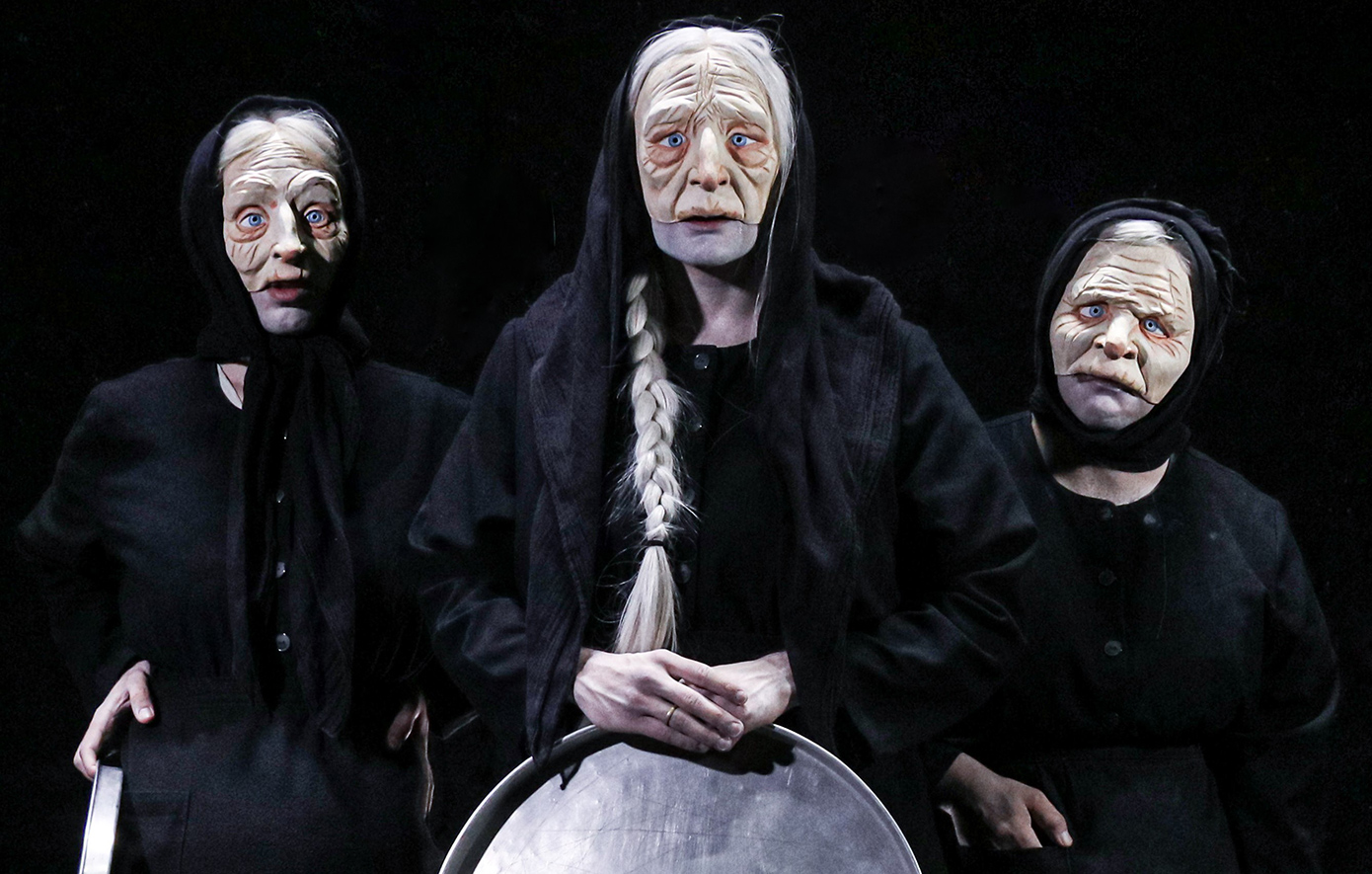 «Οι γριές που μαζεύουν την τσουκνίδα»: Η παράσταση με το πιο δυσεύρετο εισιτήριο της πόλης για τρίτη χρονιά