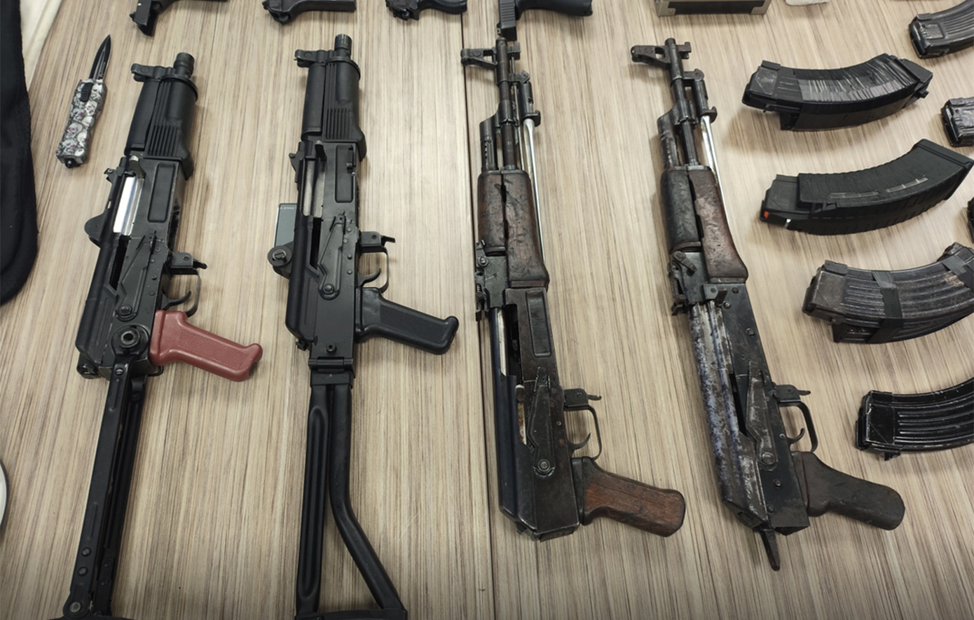 Μαφιόζικη γιάφκα με καλάσνικοφ βρήκε η ΕΛ.ΑΣ: Χρησιμοποιήθηκαν από εμπρησμό σε βενζινάδικο, μέχρι σε απόπειρα δολοφονίας