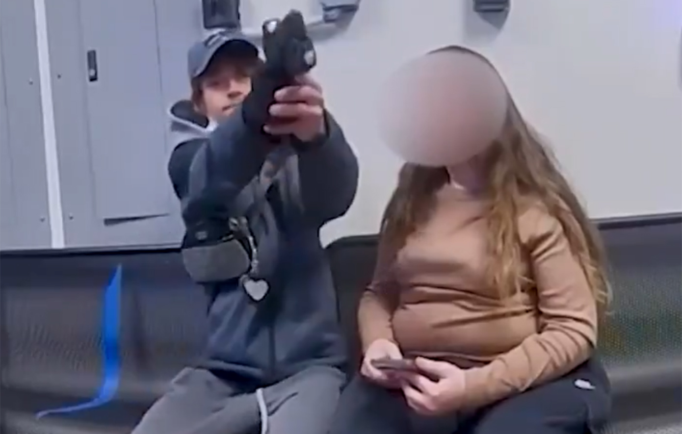 Η στιγμή που ύποπτος για κλοπή τραβάει όπλο και πατά τη σκανδάλη δύο φορές εναντίον αστυνομικού &#8211; Δείτε βίντεο