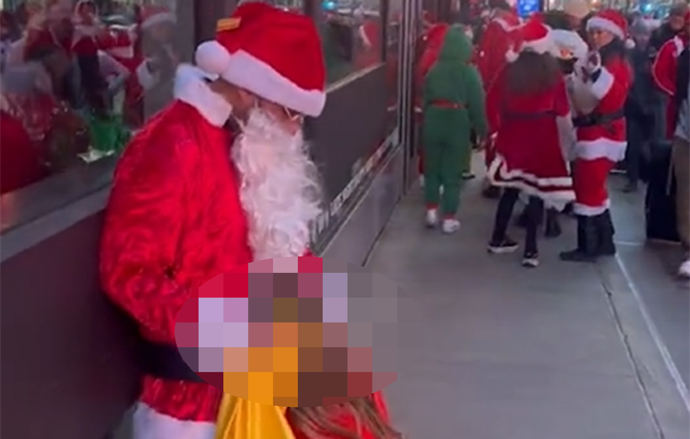 Μοντέλο του OnlyFans έκανε στοματικό σεξ σε Άγιο Βασίλη σε κοινή θέα, κατά τη διάρκεια του φεστιβάλ SantaCon