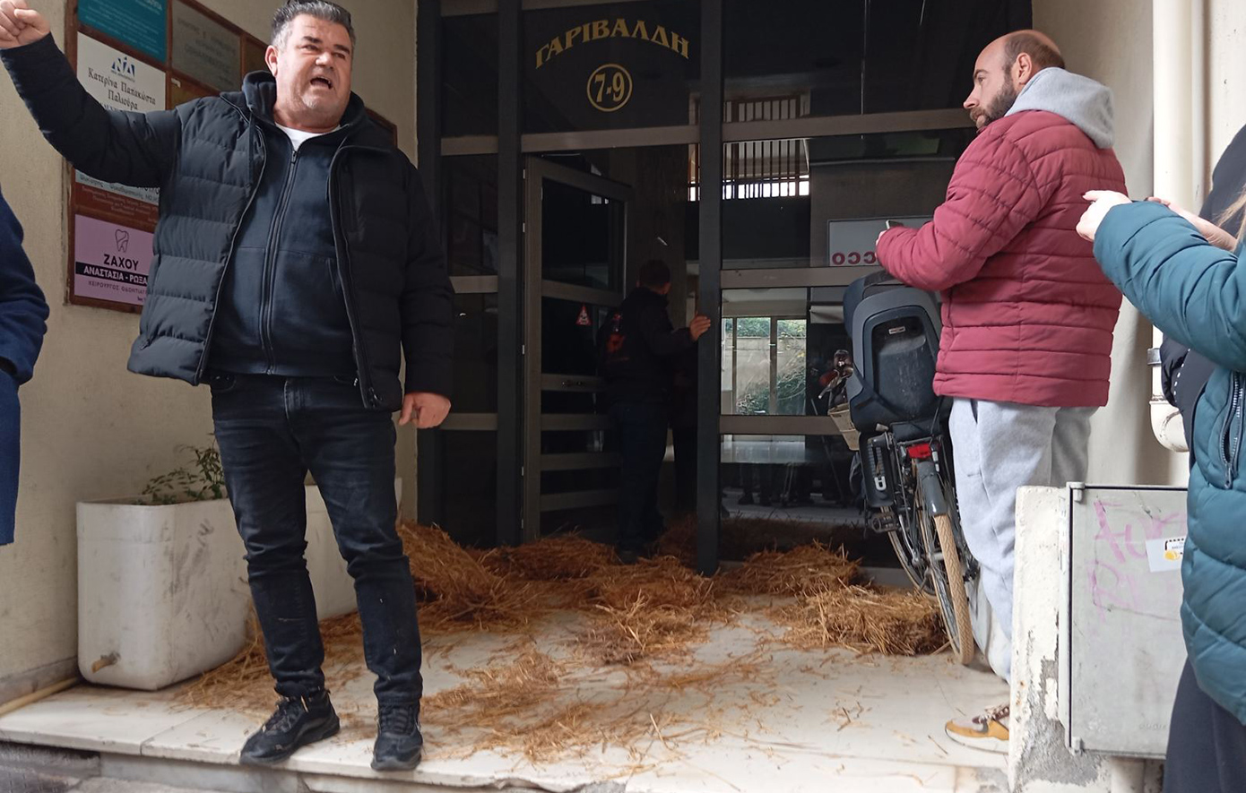 Στο κέντρο των Τρικάλων, οι αγρότες με τα τρακτέρ πέταξαν σανό σε γραφεία βουλευτών