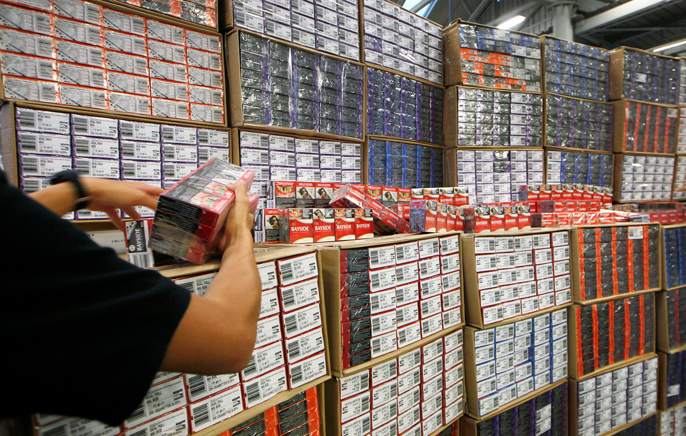 Έφοδος των ιταλικών αρχών σε παράνομο καπνεργοστάσιο που παρήγαγε τέσσερα εκατομμύρια παραποιημένα τσιγάρα την ημέρα