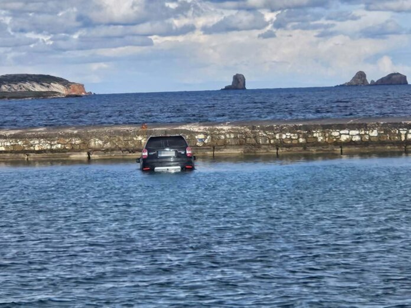 Πάρος: Αυτοκίνητο έπεσε στη θάλασσα και βυθίστηκε – Ο οδηγός ξέχασε να σηκώσει το χειρόφρενο, δείτε το βίντεο