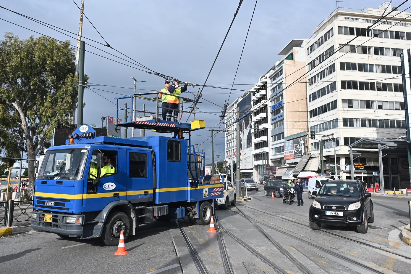 Ξεκίνησε το ξήλωμα του δικτύου του τρόλεϊ στον Πειραιά – Δέσμευση Κυρανάκη για μισθολογικές αυξήσεις και προσλήψεις