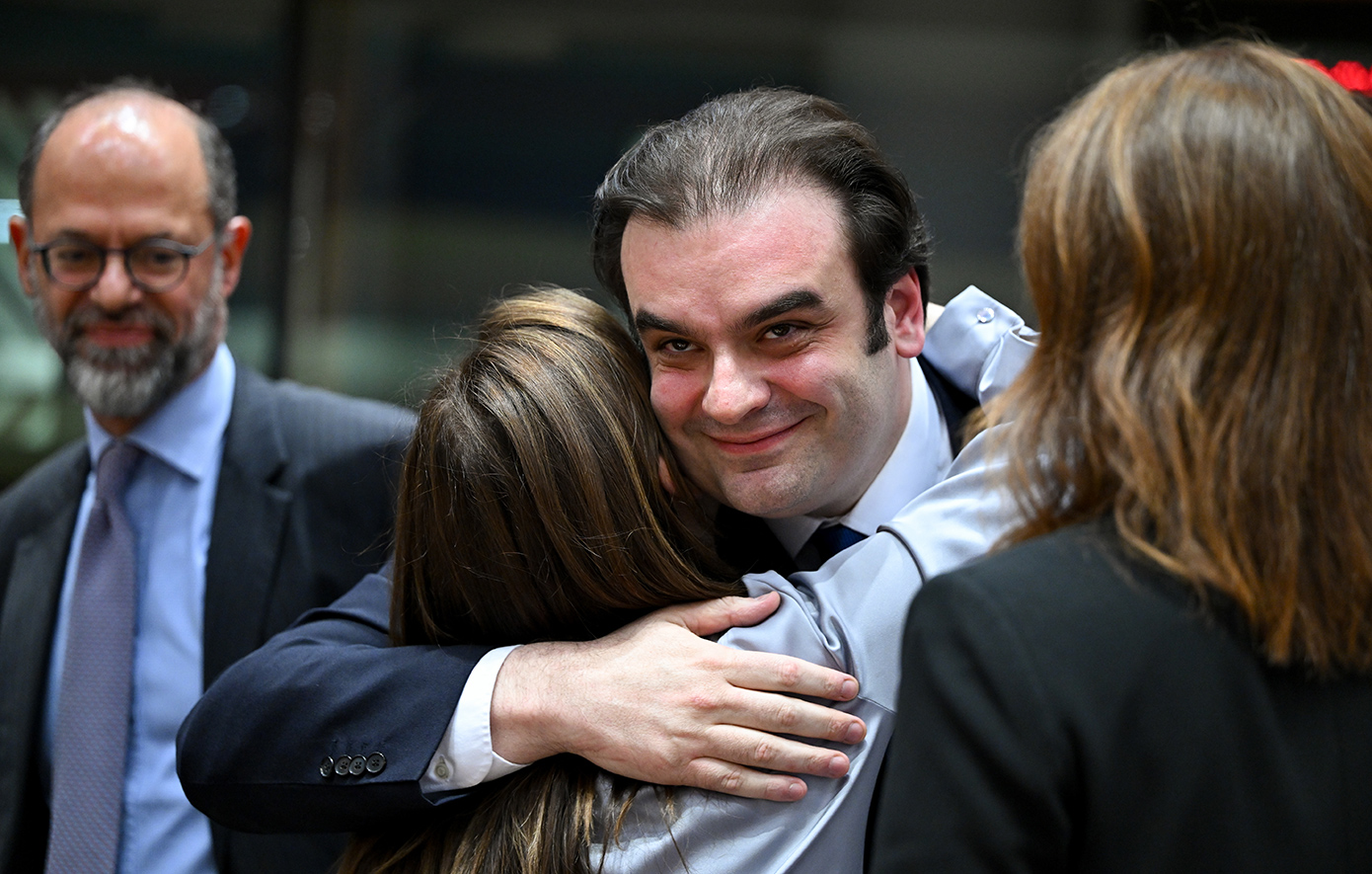 Politico: Η Ελλάδα παραλίγο να βγει από το ευρώ και τώρα διευθύνει τον οργανισμό που την έσωσε από τη χρεοκοπία