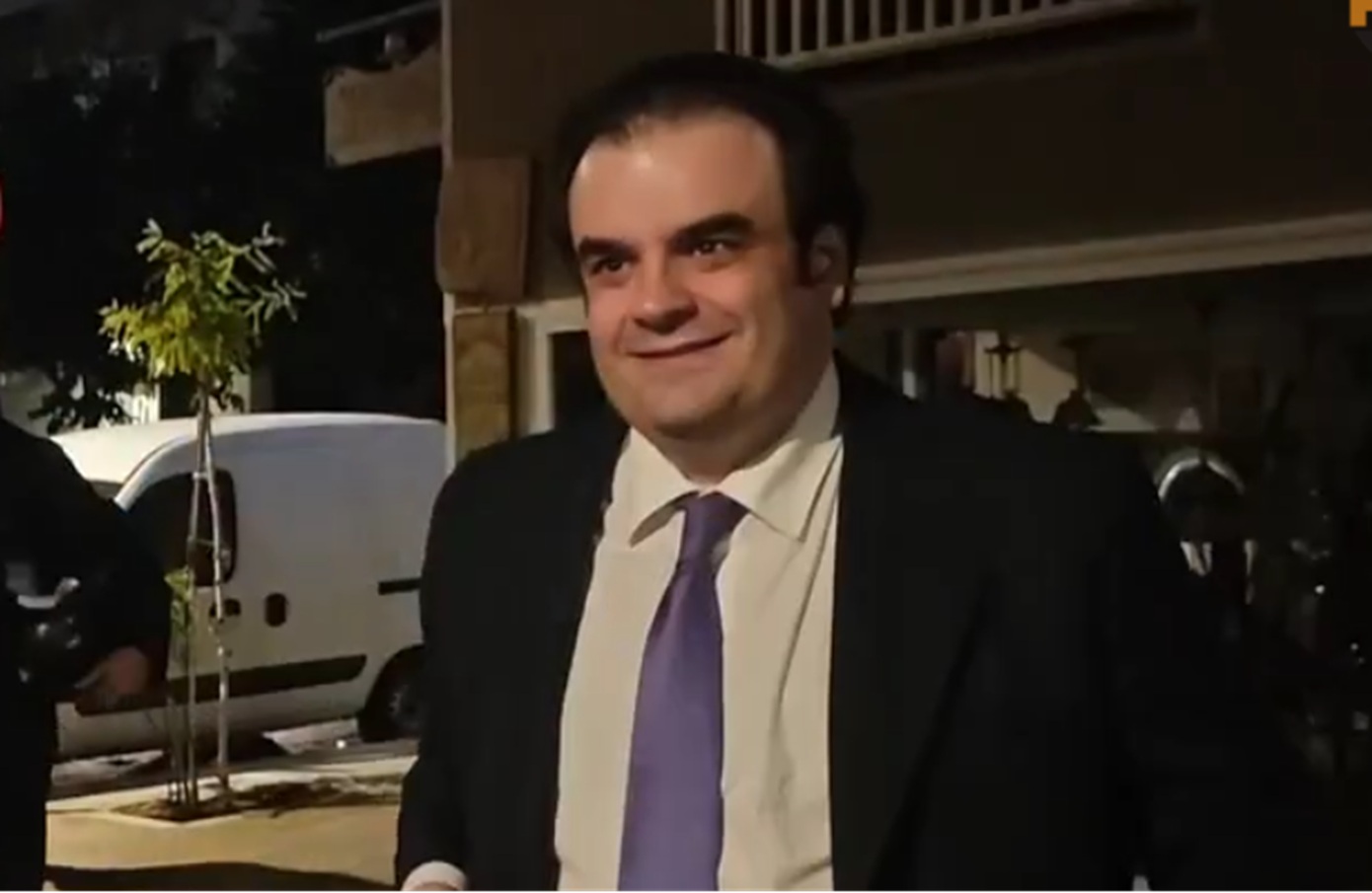 Σε χαλαρό κλίμα το ετήσιο τραπέζι του οικονομικού επιτελείου μετά την ψήφιση του Προϋπολογισμού – Έφτασε ο Πιερρακάκης