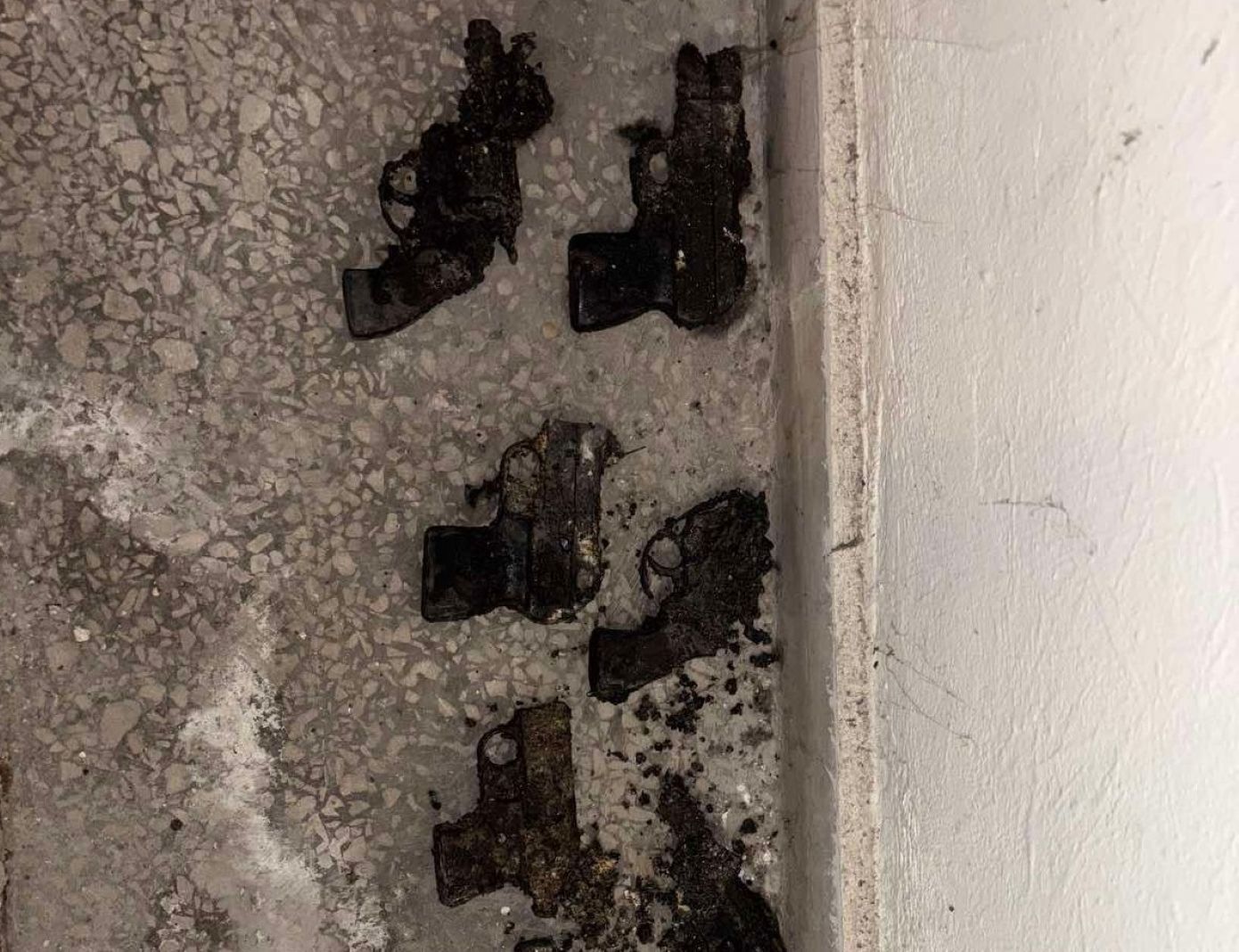 Αναστάτωση στην ΕΛΑΣ: 9 πιστόλια βρέθηκαν πεταμένα στην αποχέτευση του αστυνομικού τμήματος της Κυψέλης