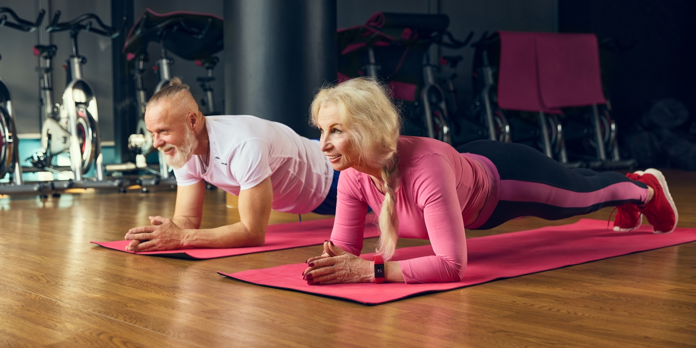 4 καθημερινές ασκήσεις που σας κρατούν πιο δυνατούς μετά τα 60