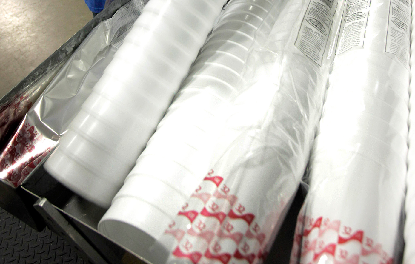 Κένεθ Νταρτ: Ποιος είναι ο μεγιστάνας των πλαστικών ποτηριών που αγαπά να επενδύει σε «απαγορευμένες απολαύσεις»