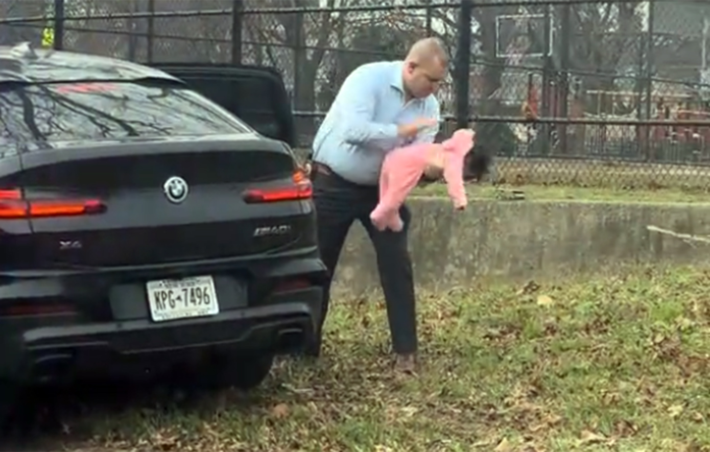 Ηρωικός ντετέκτιβ σώζει παιδάκι που πνίγεται στην άκρη του δρόμου &#8211; Δείτε το δραματικό βίντεο