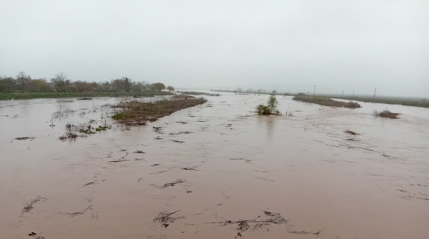 Συναγερμός λόγω της υπερχείλισης παραπόταμου του Ενιπέα &#8211; Σε επιφυλακή κοινότητες της Λάρισας &#8211; Το νερό μπήκε σε σπίτια