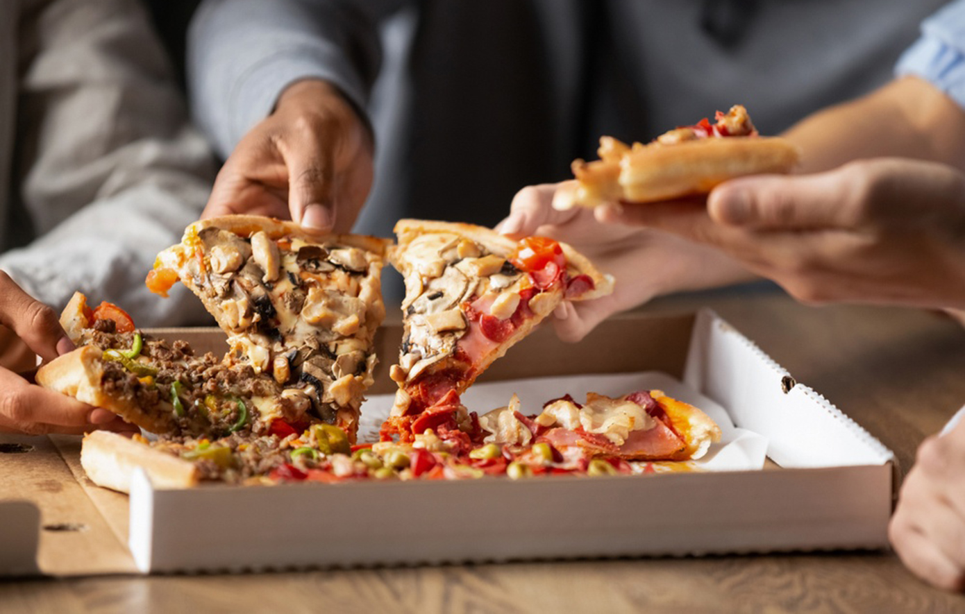 Πώς επιβαρύνει την υγεία και τον μεταβολισμό το καθημερινό, πρόχειρο φαγητό