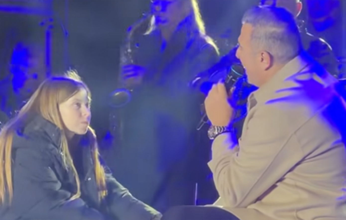 Ο Αντώνης Ρέμος ανέβασε την κόρη του στη σκηνή &#8211; Η απρόσμενη ερώτηση της μικρής Ελένης μπροστά στο κοινό