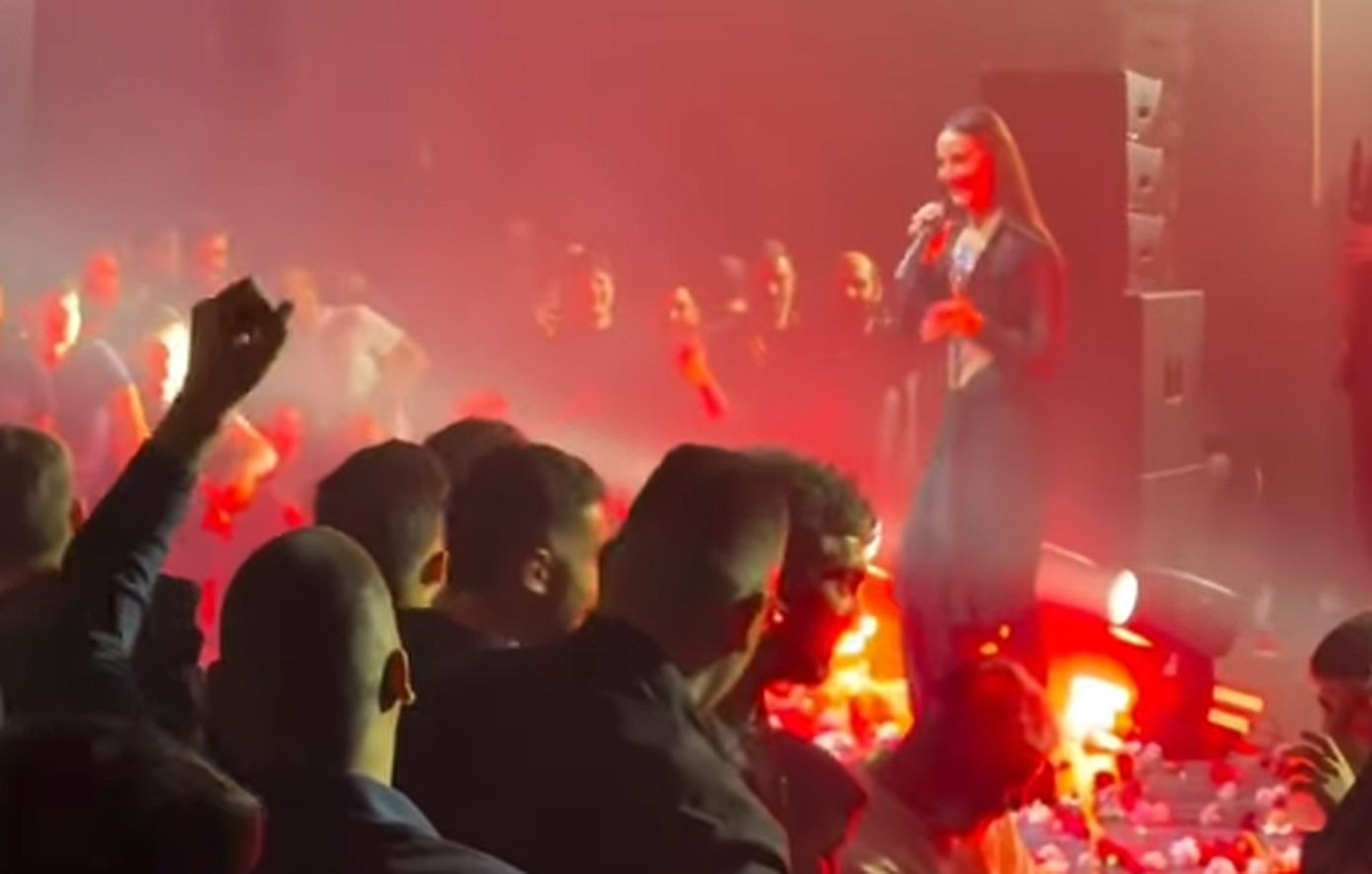 Ρία Ελληνίδου: Η χλιαρή αντίδρασή της σε προσβλητικό σύνθημα σε συναυλία της στη Λευκωσία