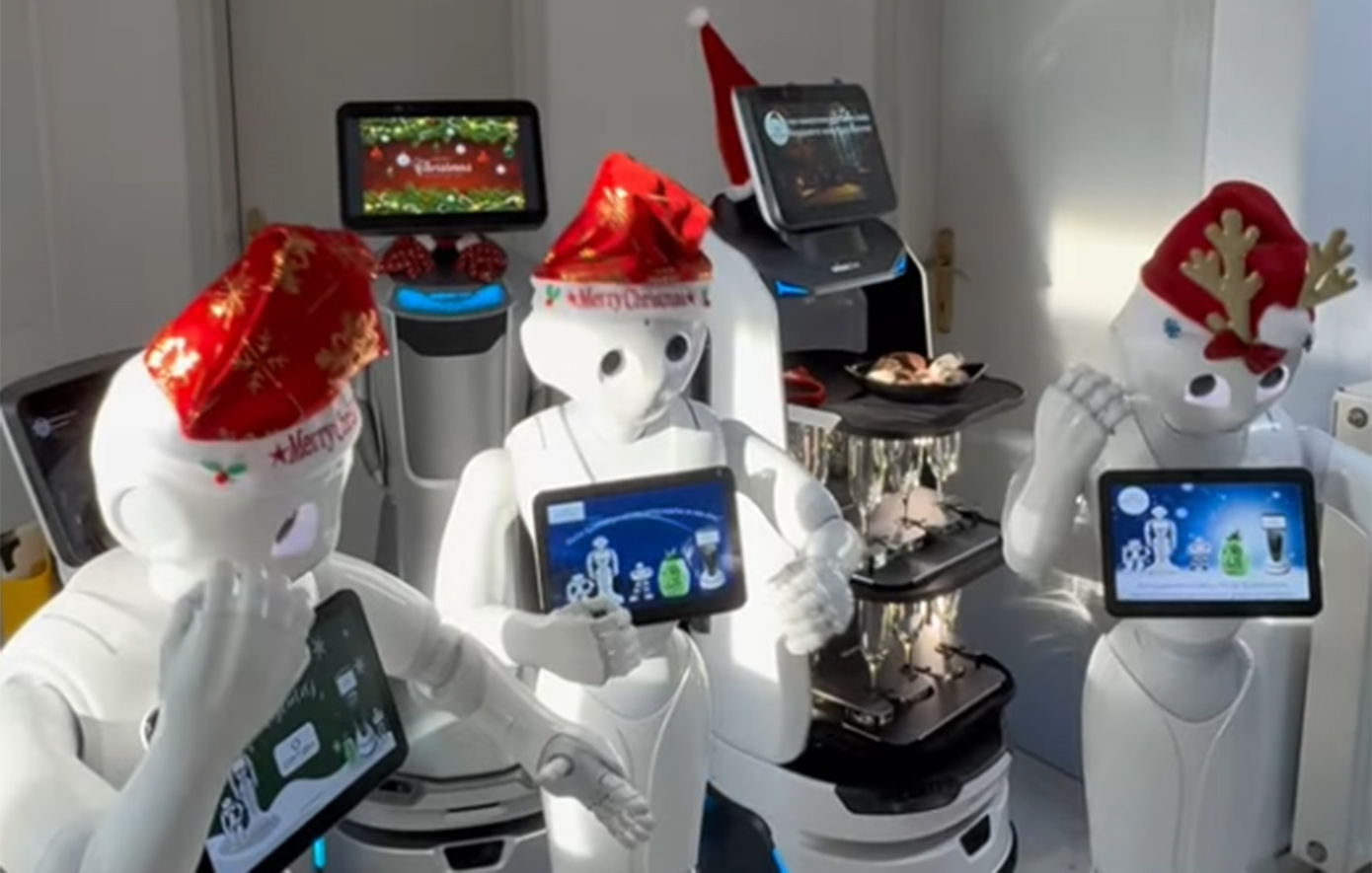 Μήνυμα ελπίδας στο «Γεννηματάς» στη Θεσσαλονίκη: Ρομπότ λένε τα κάλαντα στην Παιδοχειρουργική Κλινική