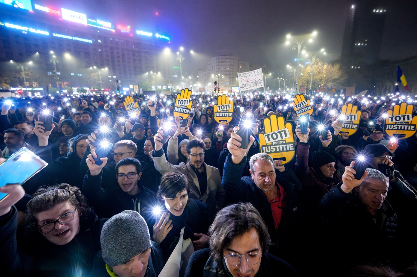 Μαζικές κινητοποιήσεις στην Ρουμανία κατά της διαφθοράς στα δικαστήρια – Χιλιάδες πολίτες βγήκαν στους δρόμους
