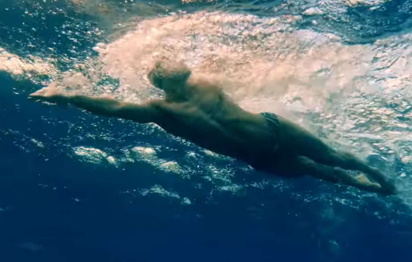 Κολύμπησε 28,5 μίλια γύρω από τη Νέα Υόρκη… με χειροπέδες: Ο 49χρονος που έσπασε δύο παγκόσμια ρεκόρ