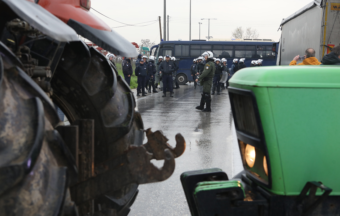 Οι αγρότες πέρασαν τον αστυνομικό φραγμό και ετοιμάζονται για νέο μπλόκο στο τελωνείο Προμαχώνα