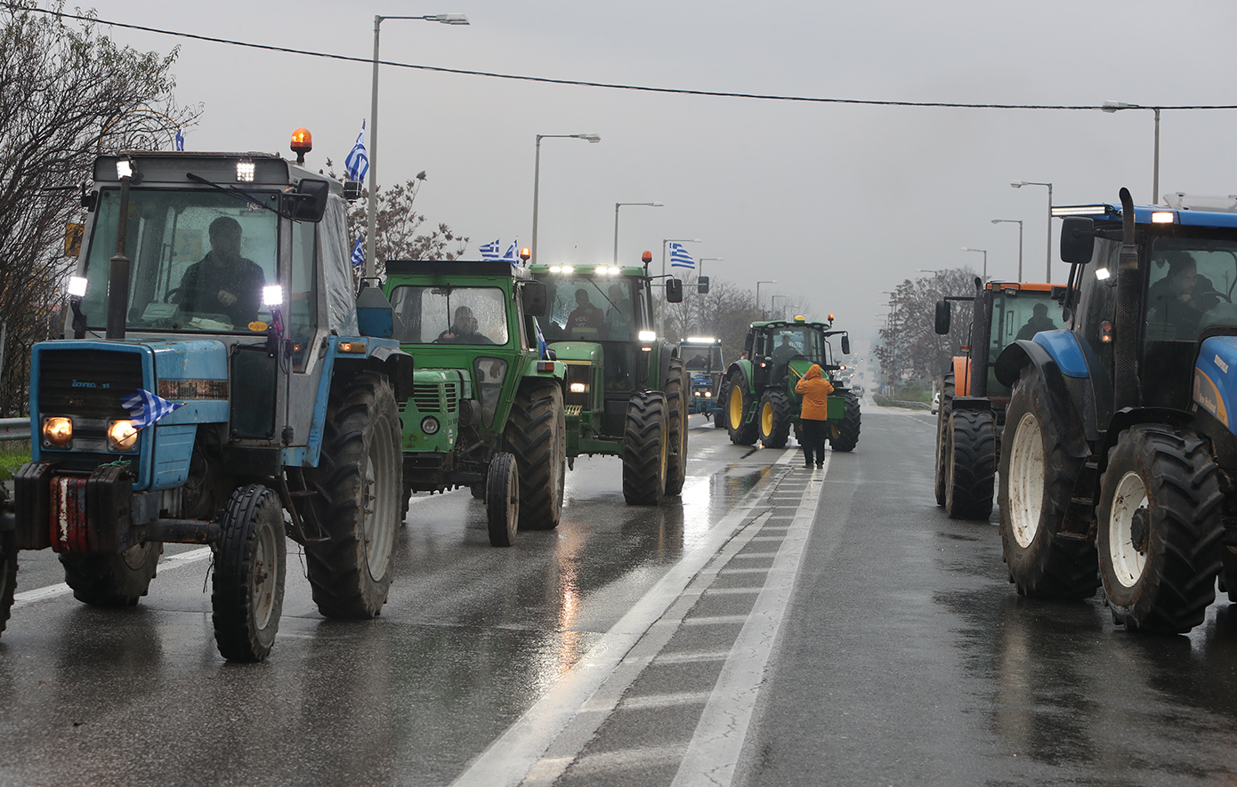 Κλιμακώνονται οι κινητοποιήσεις με τους αγρότες να δηλώνουν έτοιμοι να κάνουν Χριστούγεννα στους δρόμους &#8211; Πού υπάρχουν μπλόκα