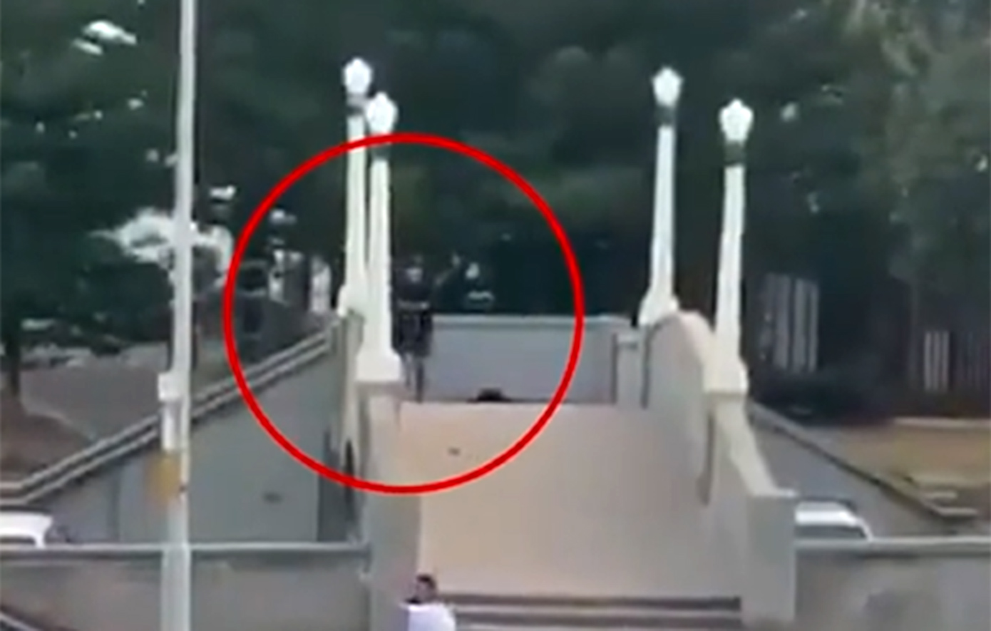 Και δεύτερος ήρωας πολίτης αντιμετώπισε τον δράστη του μακελειού στο Σίδνεϊ &#8211; Κλότσησε το τουφέκι και δέχτηκε επίθεση από πολίτες