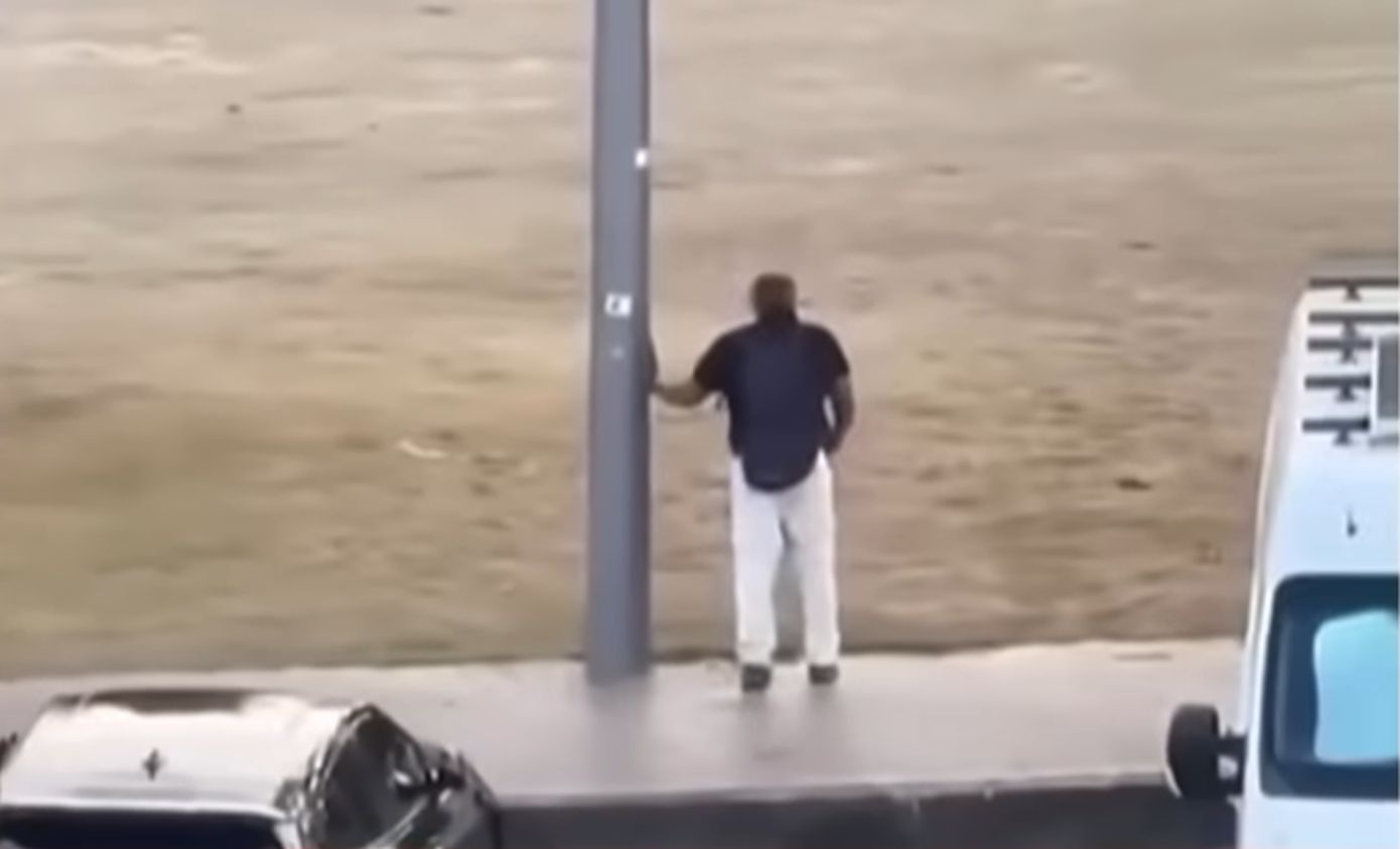 Συγκλονιστική εικόνα: Άοπλος άνδρας στο Σίδνεϊ κοιτάζει κατάματα και χωρίς φόβο τον τρομοκράτη