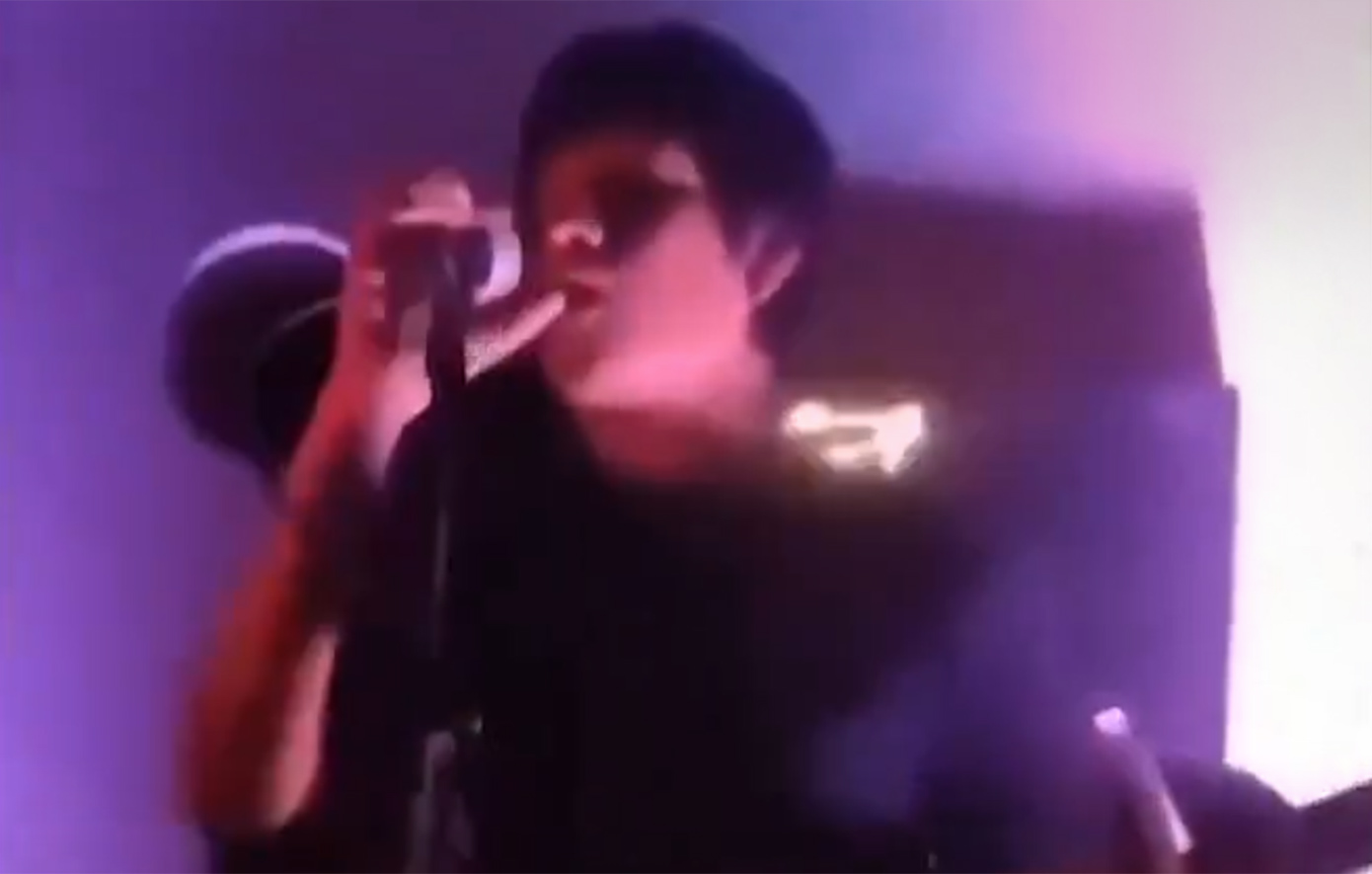 Τρόμος σε μπαρ στο Περού: Τραγουδιστής έπαθε ηλεκτροπληξία μόλις έπιασε το μικρόφωνο και κατέρρευσε επί σκηνής &#8211; Δείτε το βίντεο