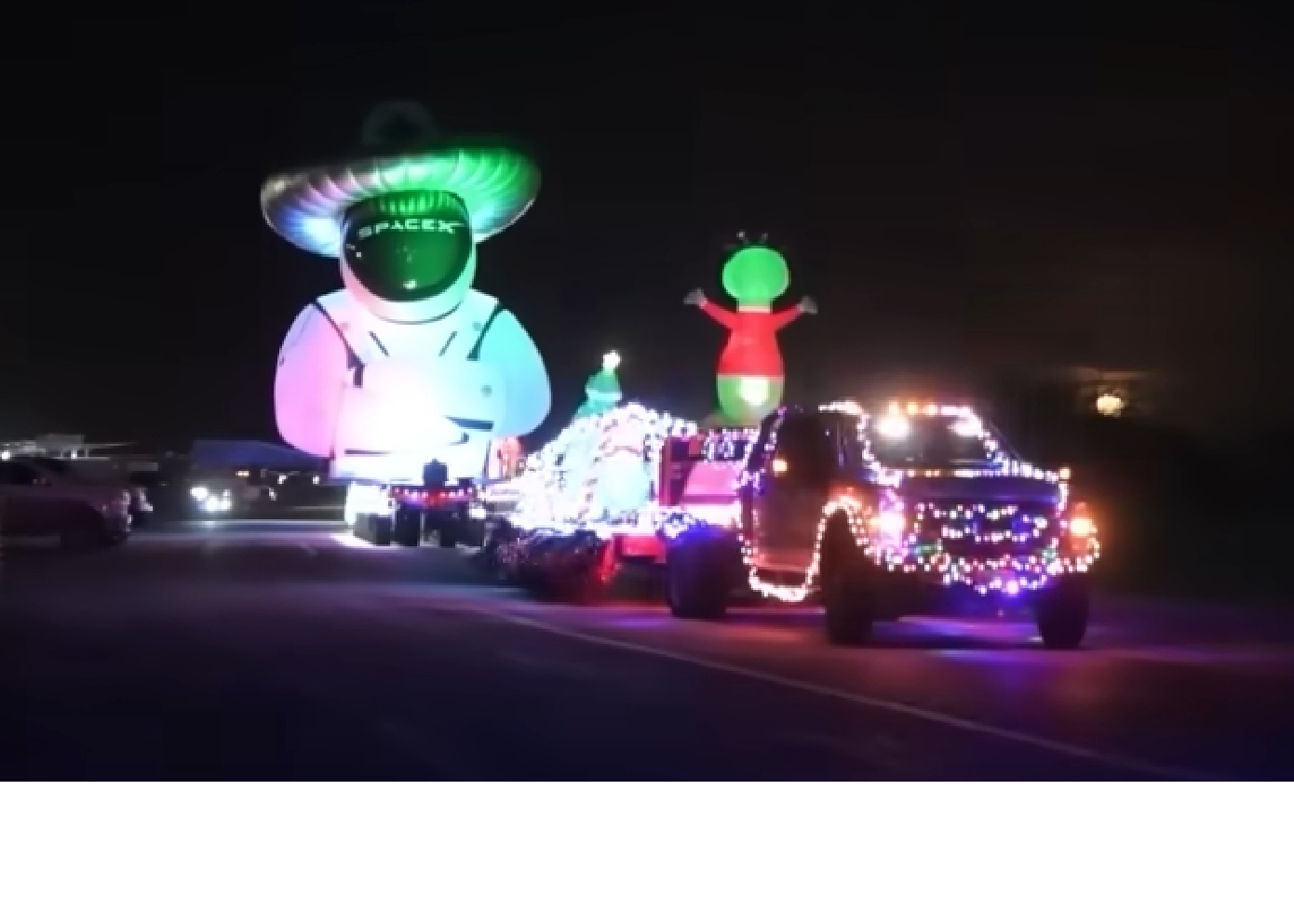 Σε Χριστουγεννιάτικη διάθεση η SpaceX του Έλον Μασκ: Στόλισαν οχήματα και πυραύλους με λαμπιόνια &#8211; Δείτε βίντεο