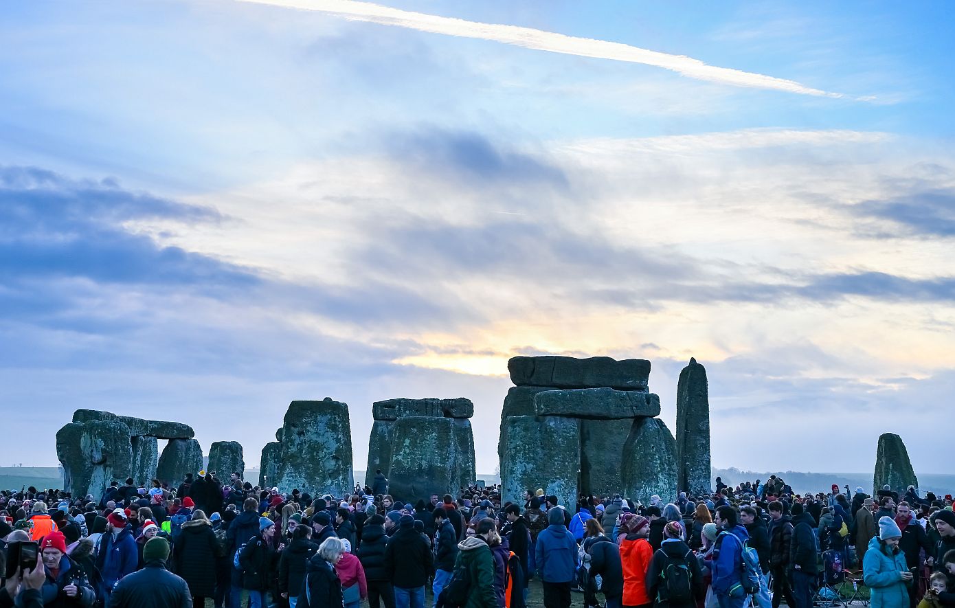 Βρετανία: Πλήθος κόσμου συγκεντρώθηκε στο Στόουνχεντζ για να γιορτάσει το χειμερινό ηλιοστάσιο