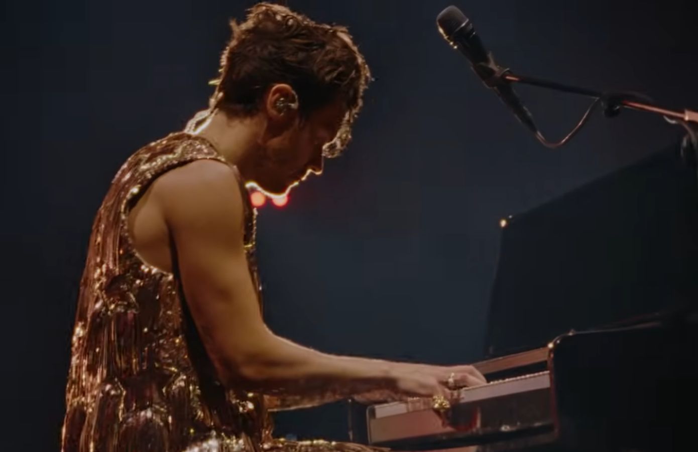 Ο Χάρι Στάιλς τερματίζει τη διετή αποχή από τη μουσική με ένα βίντεο-έκπληξη