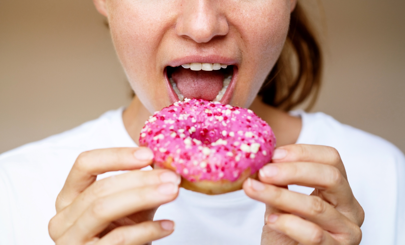 Μικροβιολόγοι εξηγούν τι συμβαίνει στο στόμα σας όταν τρώτε ζάχαρη