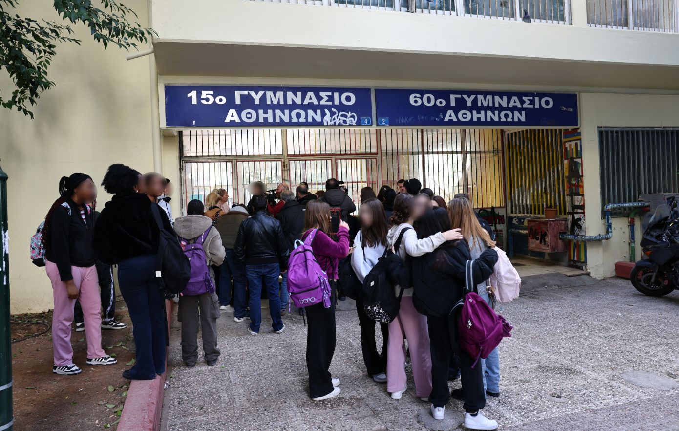 Βγήκε μαχαίρι σε καβγά μαθητριών σε γυμνάσιο στην Κυψέλη &#8211; «Τη μαχαίρωσε με &#8220;πεταλούδα&#8221;, είδα να πέφτουν αίματα στο πάτωμα»