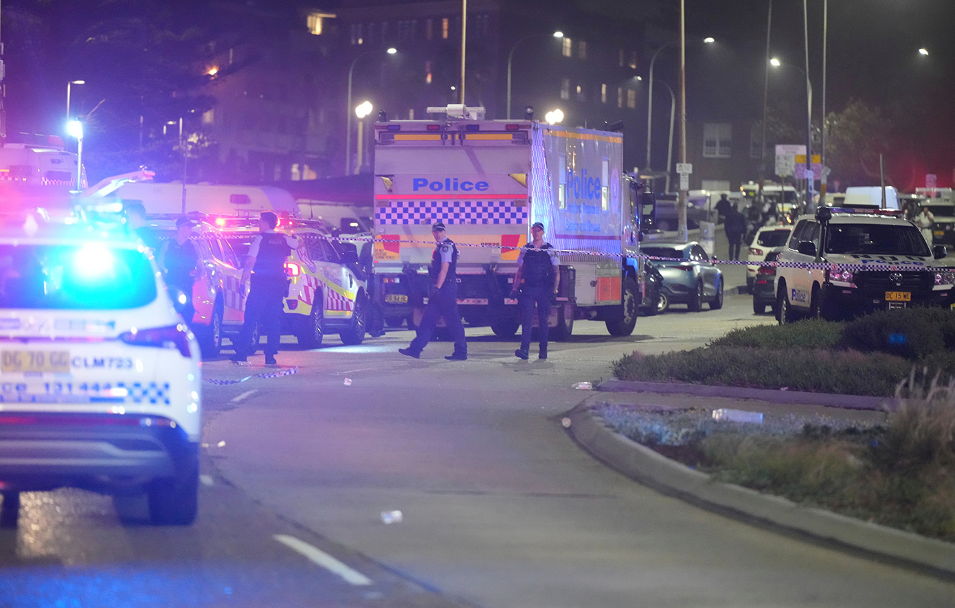 Από 10 έως 87 ετών οι νεκροί στην επίθεση στο Σίδνεϊ – Δραματικό βίντεο με τη στιγμή που ήρωας-πολίτης εξουδετερώνει τρομοκράτη Από 10 έως 87 ετών οι νεκροί στην επίθεση στο Σίδνεϊ – Δραματικό βίντεο με τη στιγμή που ήρωας-πολίτης εξουδετερώνει τρομοκράτη