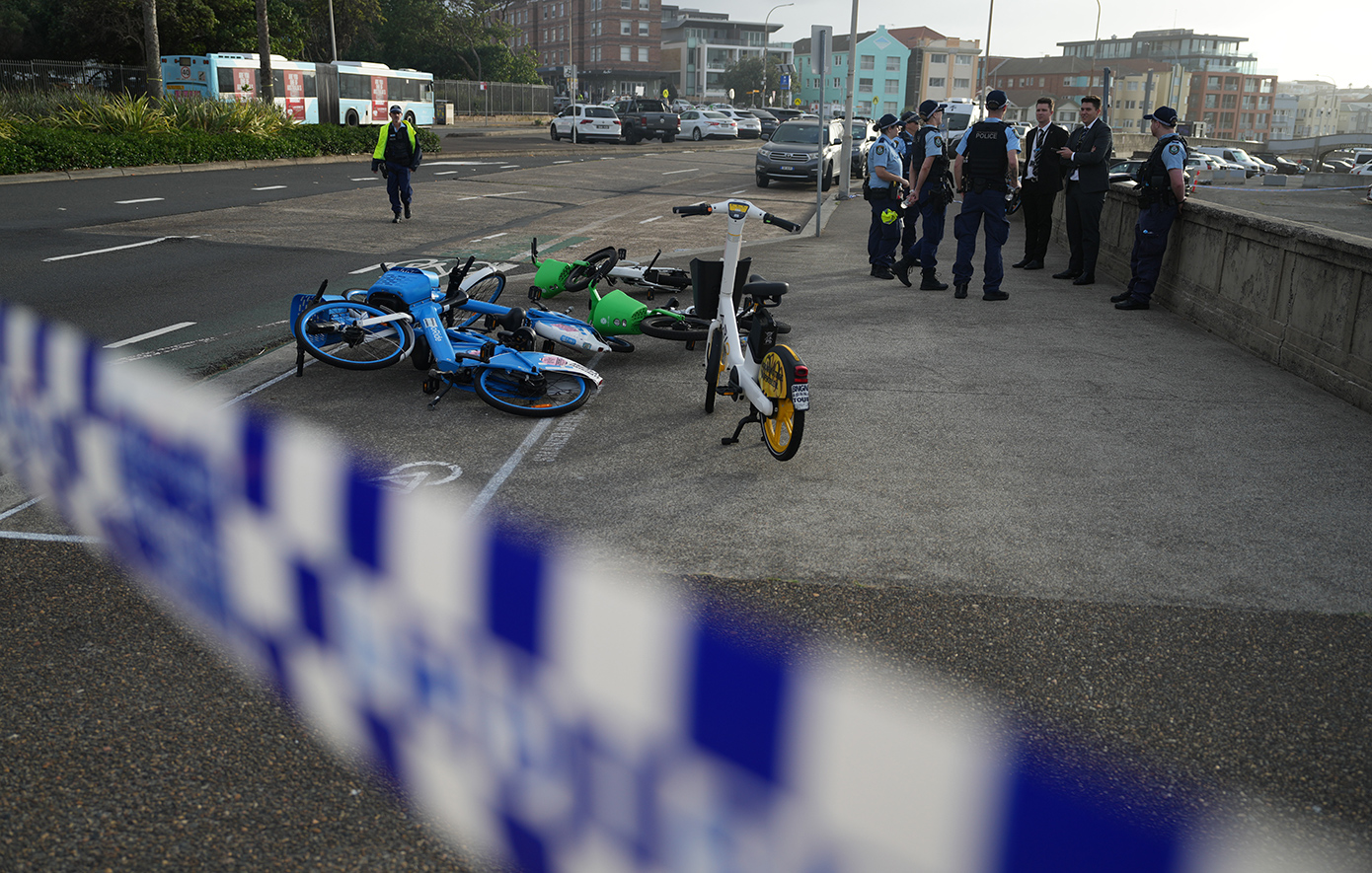 Από 10 έως 87 ετών οι νεκροί στην επίθεση στο Σίδνεϊ – Δραματικό βίντεο με τη στιγμή που ήρωας-πολίτης εξουδετερώνει τρομοκράτη Από 10 έως 87 ετών οι νεκροί στην επίθεση στο Σίδνεϊ – Δραματικό βίντεο με τη στιγμή που ήρωας-πολίτης εξουδετερώνει τρομοκράτη