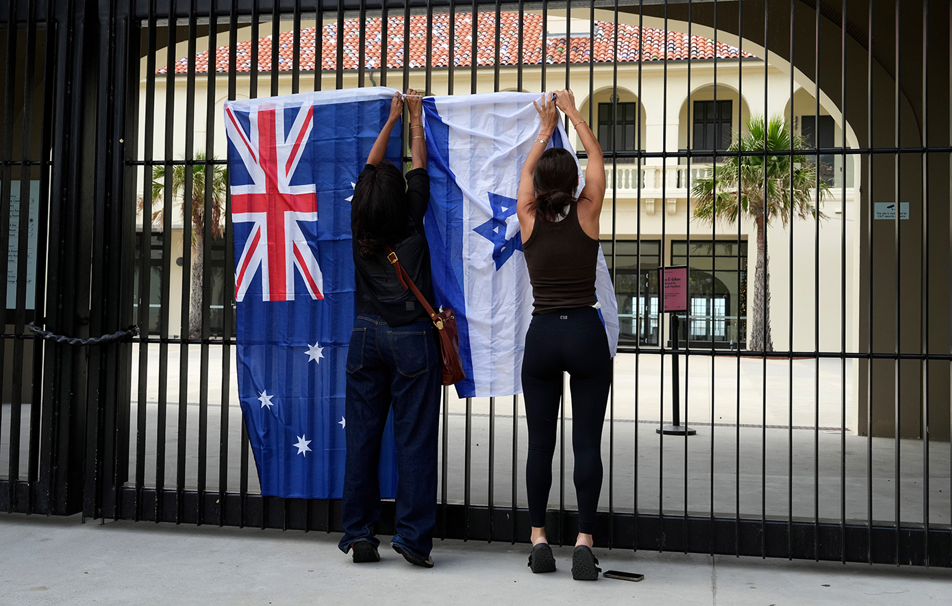 Από 10 έως 87 ετών οι νεκροί στην επίθεση στο Σίδνεϊ – Δραματικό βίντεο με τη στιγμή που ήρωας-πολίτης εξουδετερώνει τρομοκράτη Από 10 έως 87 ετών οι νεκροί στην επίθεση στο Σίδνεϊ – Δραματικό βίντεο με τη στιγμή που ήρωας-πολίτης εξουδετερώνει τρομοκράτη