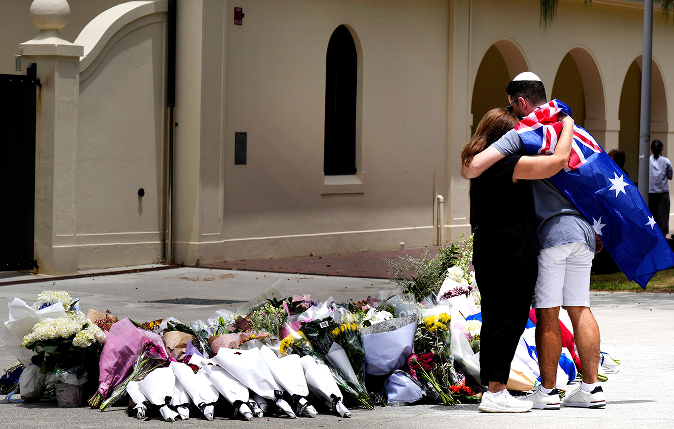 Από 10 έως 87 ετών οι νεκροί στην επίθεση στο Σίδνεϊ – Δραματικό βίντεο με τη στιγμή που ήρωας-πολίτης εξουδετερώνει τρομοκράτη Από 10 έως 87 ετών οι νεκροί στην επίθεση στο Σίδνεϊ – Δραματικό βίντεο με τη στιγμή που ήρωας-πολίτης εξουδετερώνει τρομοκράτη