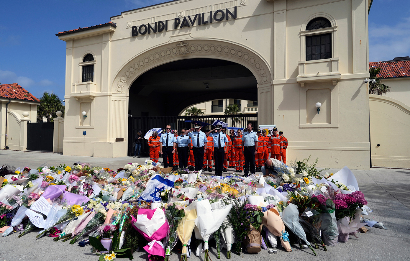 Από 10 έως 87 ετών οι νεκροί στην επίθεση στο Σίδνεϊ – Δραματικό βίντεο με τη στιγμή που ήρωας-πολίτης εξουδετερώνει τρομοκράτη Από 10 έως 87 ετών οι νεκροί στην επίθεση στο Σίδνεϊ – Δραματικό βίντεο με τη στιγμή που ήρωας-πολίτης εξουδετερώνει τρομοκράτη