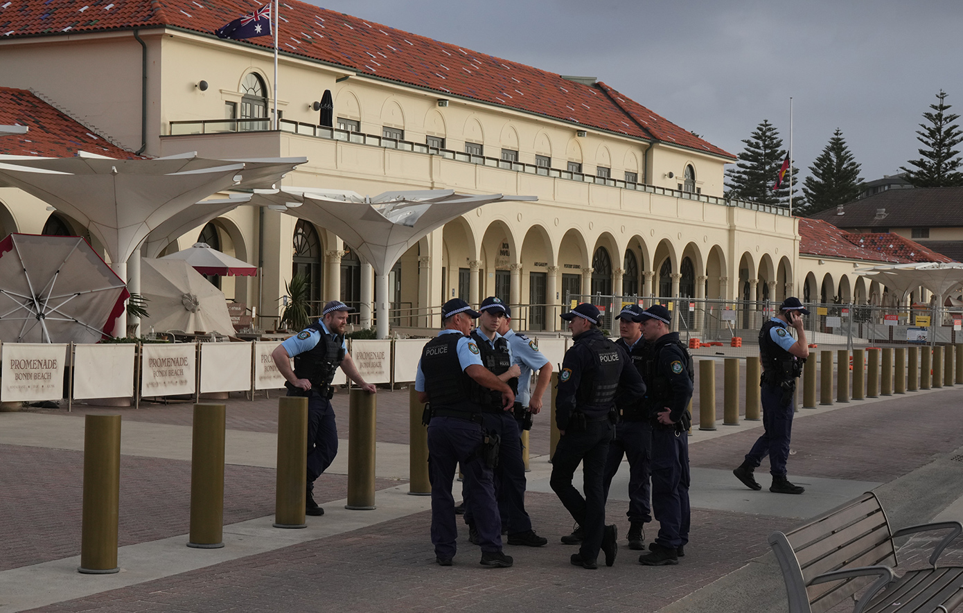 Από 10 έως 87 ετών οι νεκροί στην επίθεση στο Σίδνεϊ – Δραματικό βίντεο με τη στιγμή που ήρωας-πολίτης εξουδετερώνει τρομοκράτη Από 10 έως 87 ετών οι νεκροί στην επίθεση στο Σίδνεϊ – Δραματικό βίντεο με τη στιγμή που ήρωας-πολίτης εξουδετερώνει τρομοκράτη