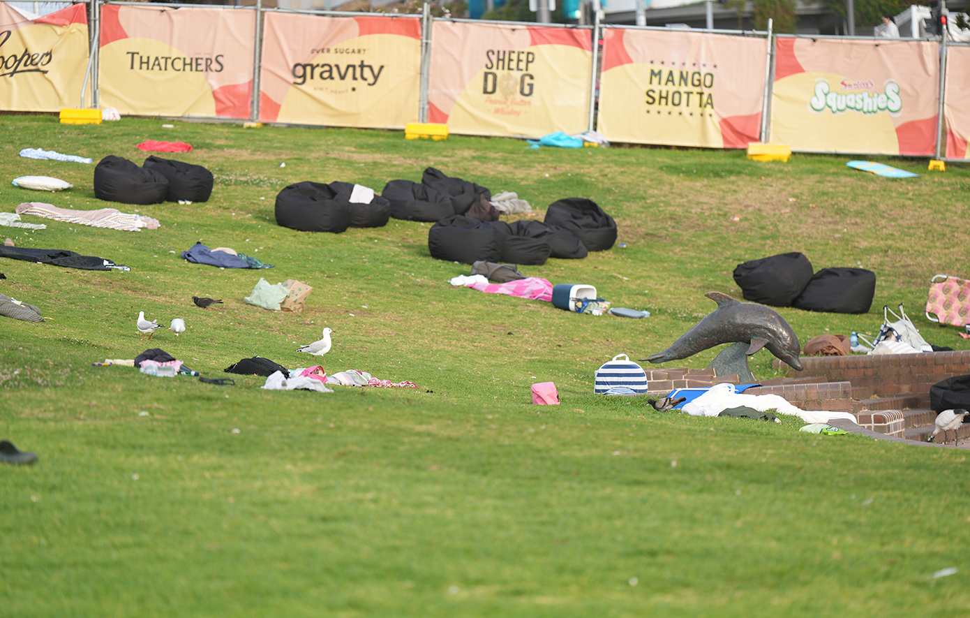 Από 10 έως 87 ετών οι νεκροί στην επίθεση στο Σίδνεϊ – Δραματικό βίντεο με τη στιγμή που ήρωας-πολίτης εξουδετερώνει τρομοκράτη Από 10 έως 87 ετών οι νεκροί στην επίθεση στο Σίδνεϊ – Δραματικό βίντεο με τη στιγμή που ήρωας-πολίτης εξουδετερώνει τρομοκράτη