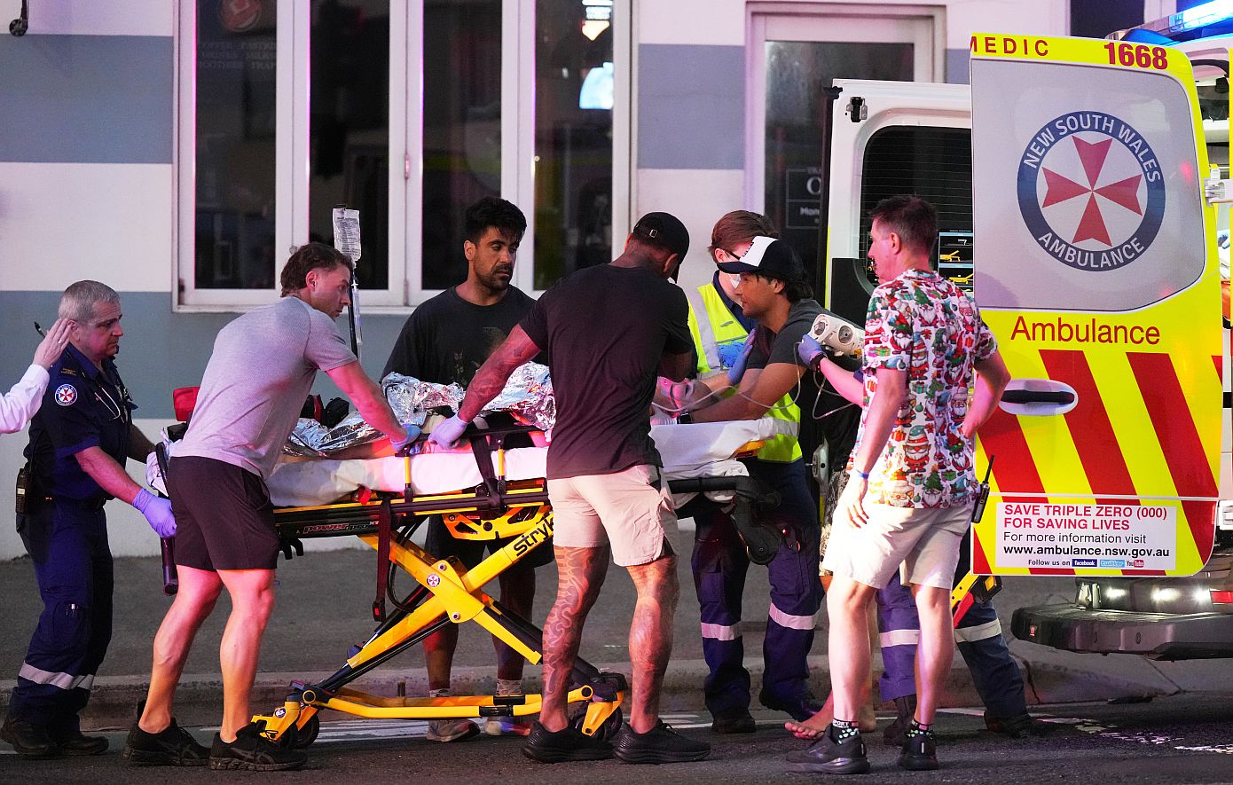 Πατέρας και γιος οι δράστες της αντισημιτικής επίθεσης στο Σίδνει της Αυστραλίας &#8211; Τουλάχιστον 16 νεκροί και δεκάδες τραυματίες