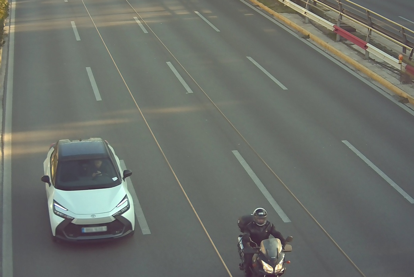 Τους έπιασαν στα πράσα οι έξυπνες κάμερες &#8211; Πάνω από 1.000 οδηγούσαν με το κινητό στο χέρι στη Συγγρού &#8211; Με το νέο έτος τα πρώτα ραβασάκια