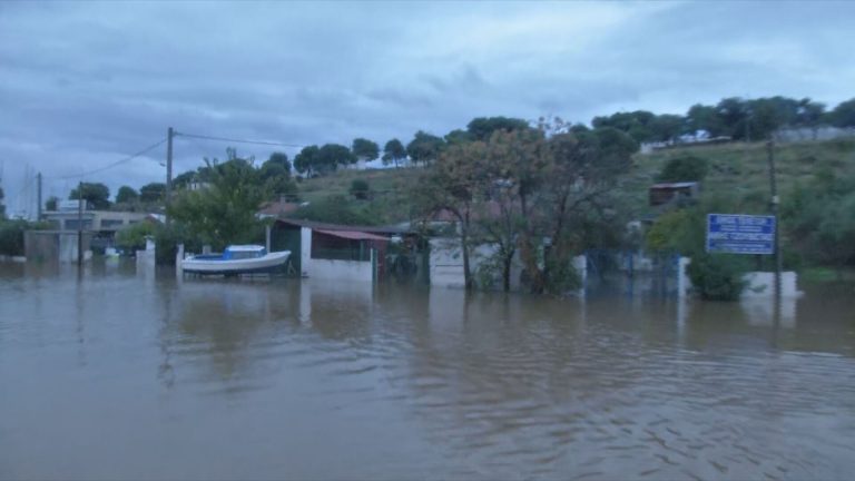Ποτάμια οι δρόμοι στη Νέα Πέραμο λόγω του «Byron»: Απέραντη λίμνη κάτω από την Παλαιά Εθνική