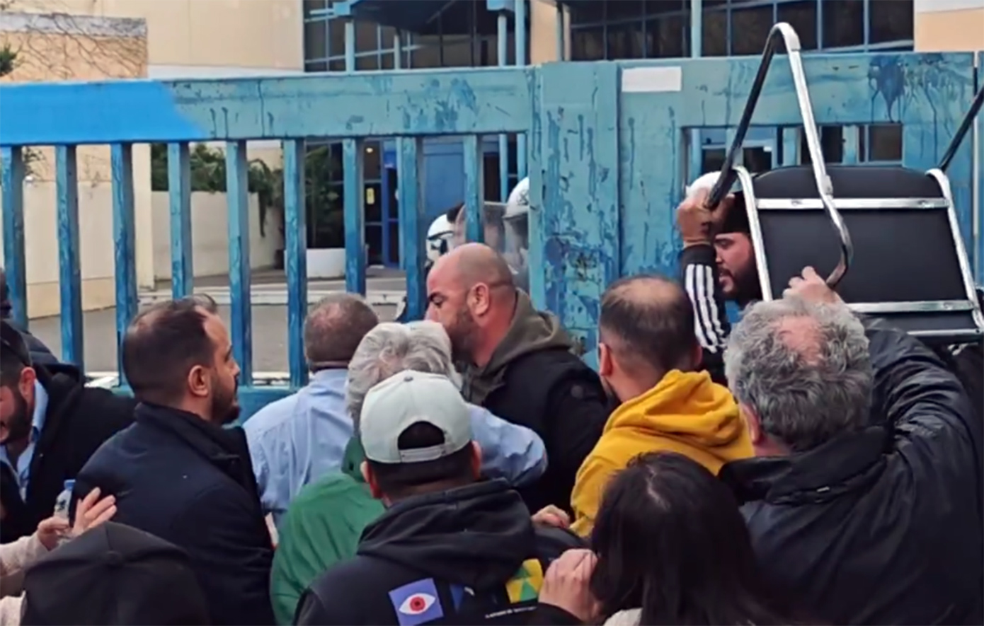 Ένταση εν μέσω της απεργίας των ταξί έξω από το υπουργείο Μεταφορών &#8211; Προσπάθησαν να μπουν στο κτίριο, τους έριξαν χημικά